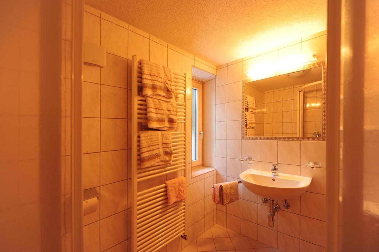 Haus Enzian Bed & Breakfast Санкт Антон ам Арлберг Стая снимка