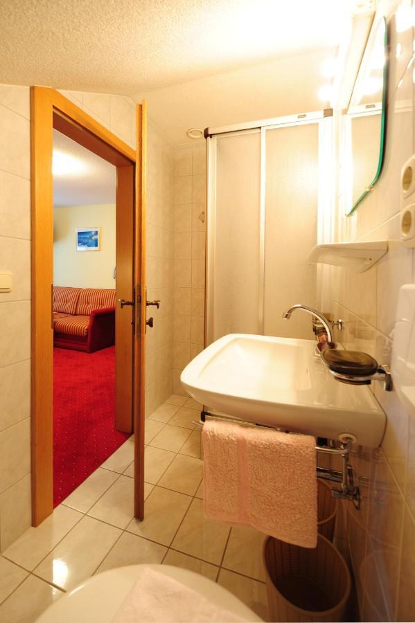 Haus Enzian Bed & Breakfast Санкт Антон ам Арлберг Стая снимка